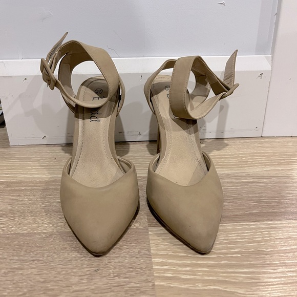 Tan heels - Picture 4 of 6